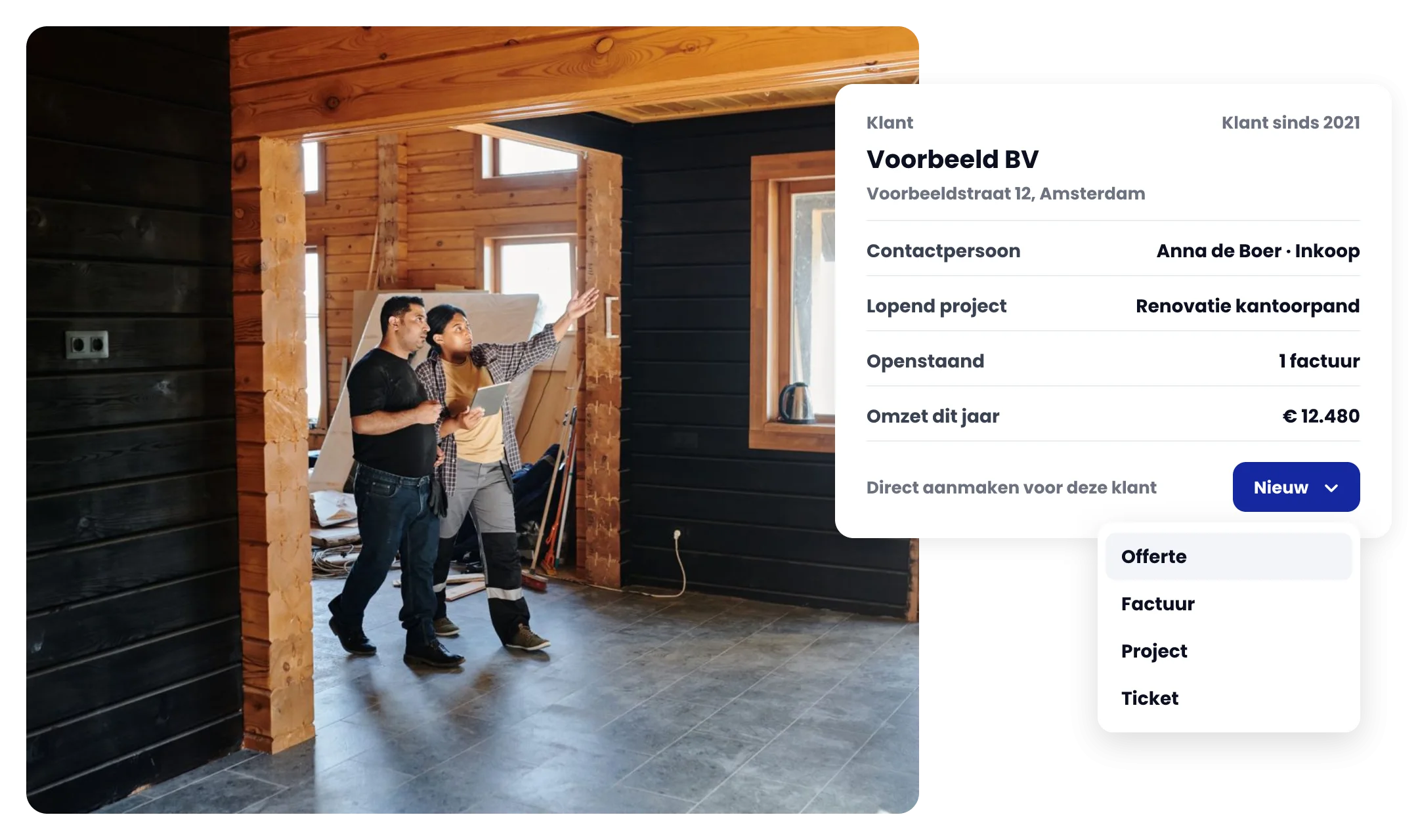 Vakvrouw loopt met de klant door een woning in verbouwing; ernaast de klantgegevens met de knop Nieuw voor een offerte, factuur, project of klantvraag