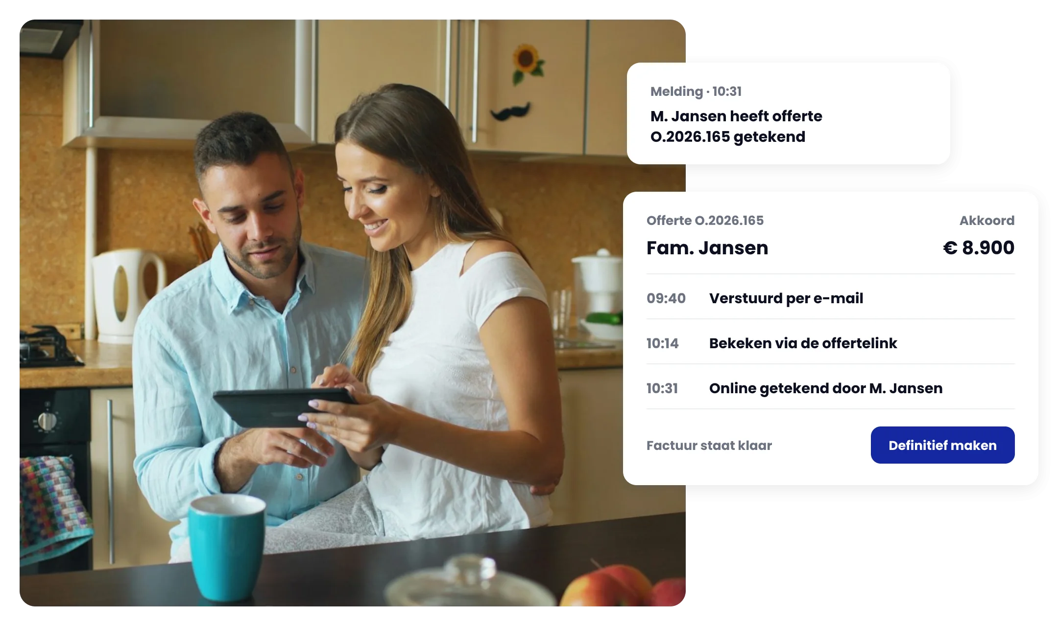 Een stel bekijkt samen de offerte op een tablet; jij krijgt een melding dat hij getekend is, ziet wanneer hij verstuurd, bekeken en getekend werd, en de factuur staat klaar om definitief te maken
