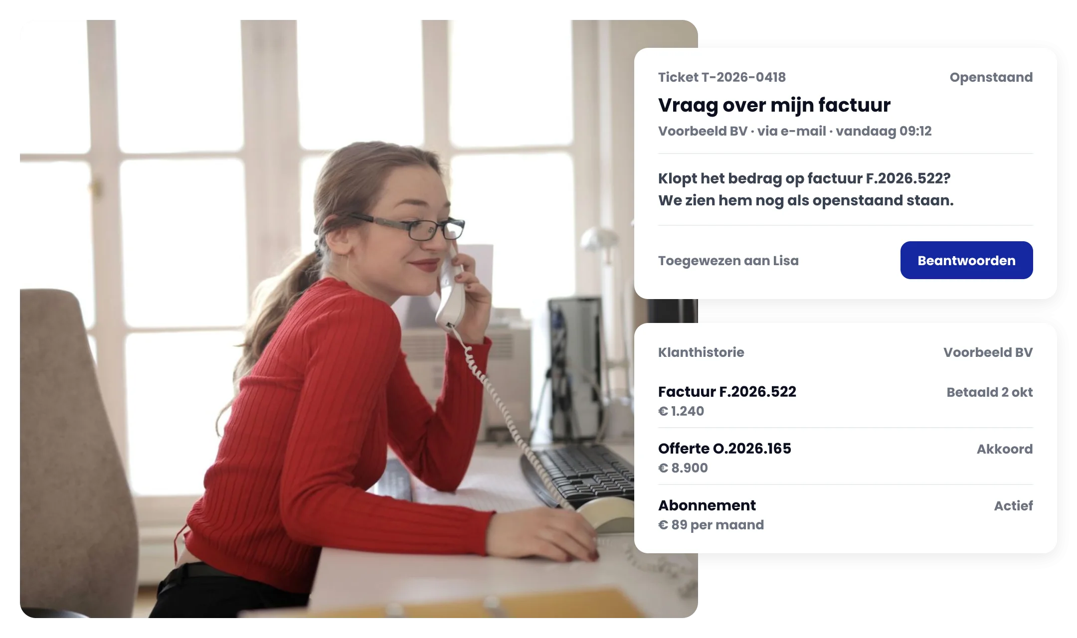 Medewerker aan de telefoon met een klant, met de klantvraag en de klanthistorie ernaast: de factuur waar de vraag over gaat is al betaald