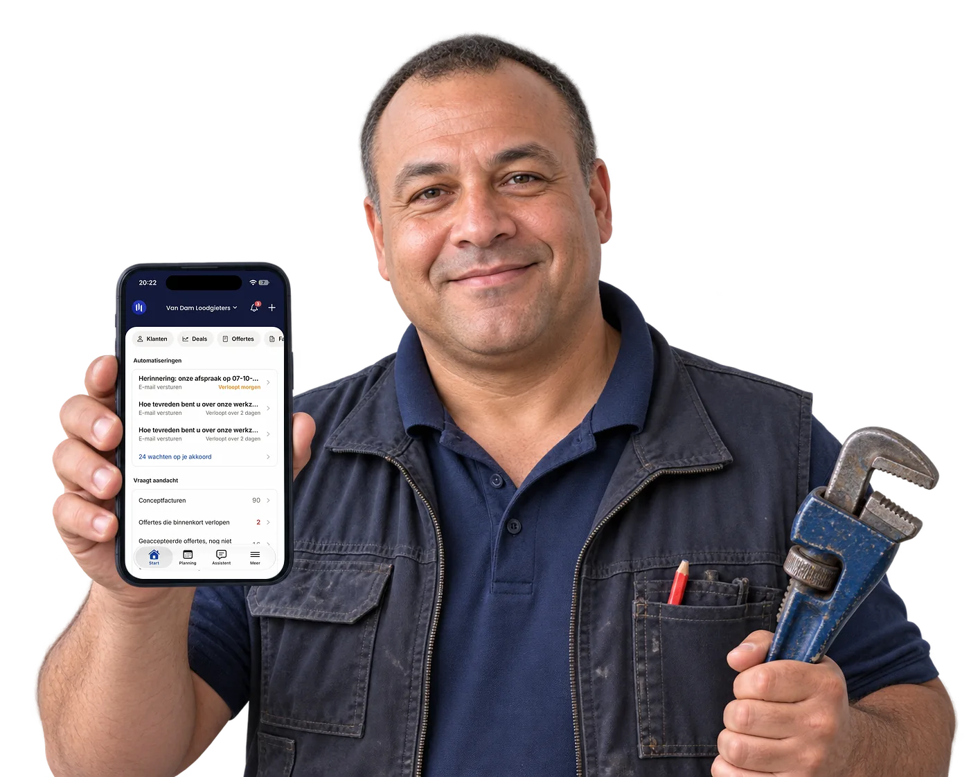 Loodgieter met een geaccepteerde offerte op zijn telefoon
