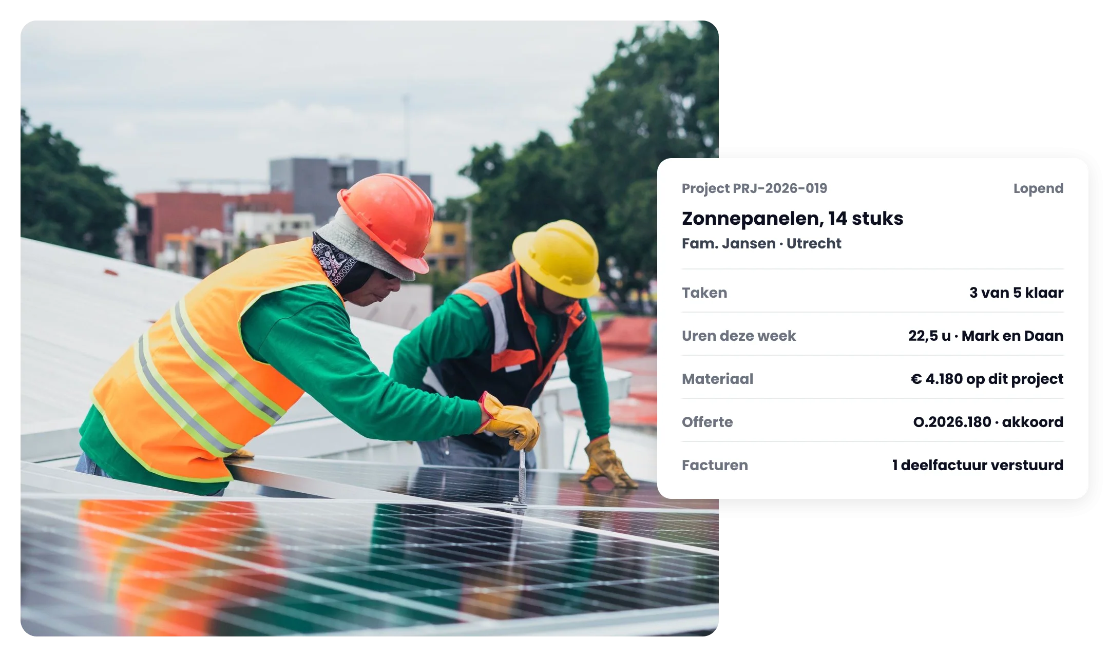 Twee installateurs leggen zonnepanelen, met het project ernaast: taken, uren, materiaal, offerte en facturen